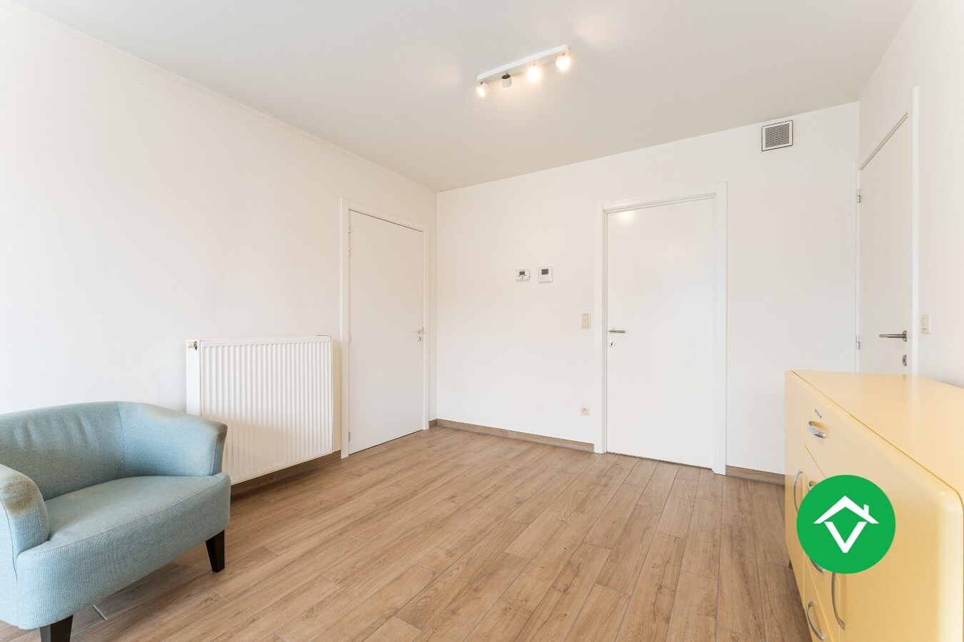 Recent, instapklaar appartement met één slaapkamer, ruim terras en autostaanplaats te Roeselare 