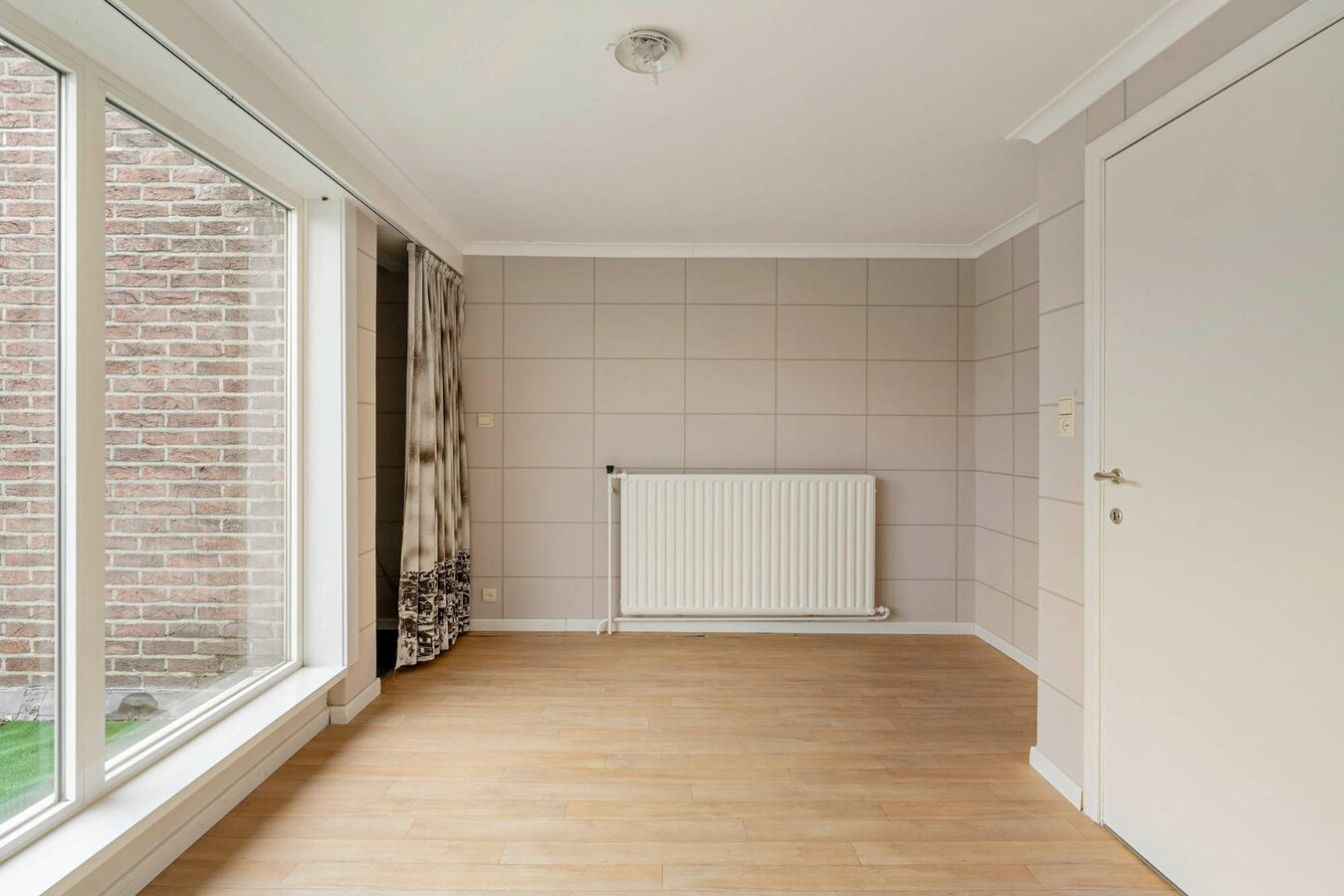 Comfortabel, zeer ruim appartement met 4 slaapkamers, terras en garage in het centrum van Neeroeteren! 