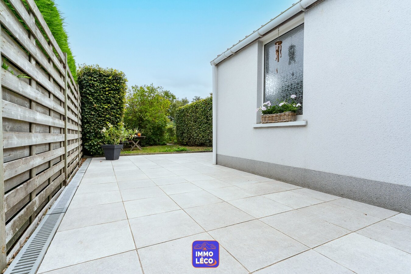 Maison en excellent état d'entretien avec grand jardin et garage attenant ! 