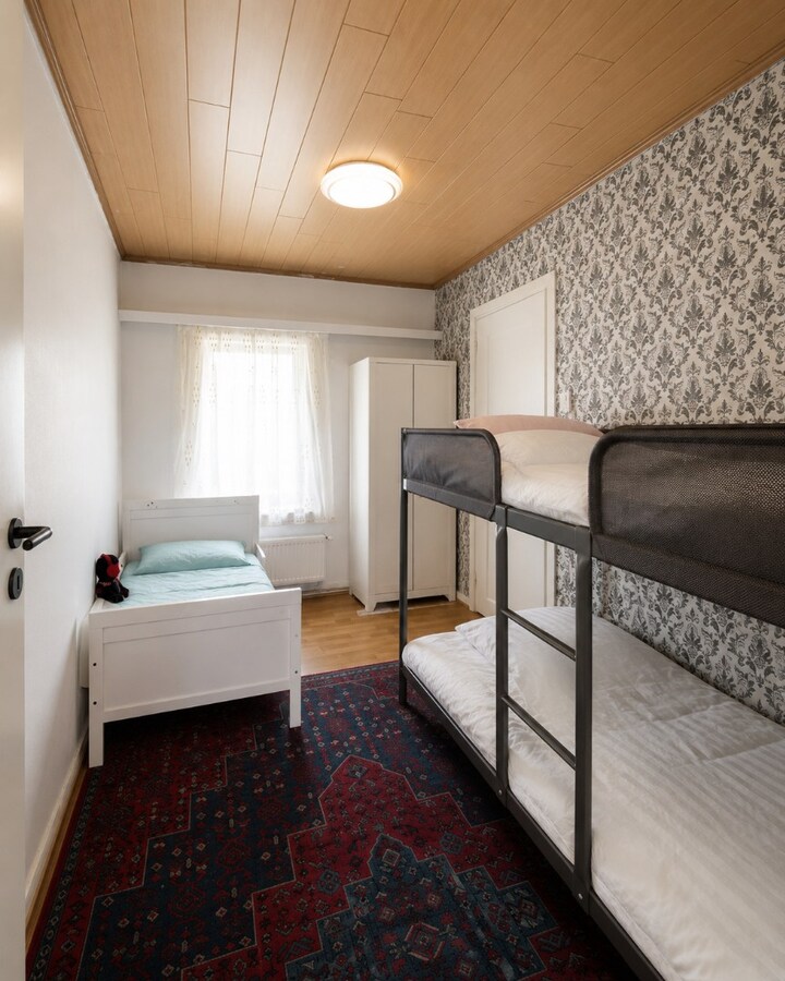 Te koop: uitzonderlijk ruime woning op centrale ligging met 6 slaapkamers, 3 badkamers én stadstuin! 