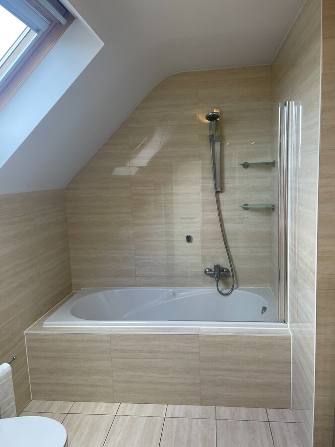 Verzorgde bel-etagewoning met 3 slpk, terras, patio  en garage nabij het centrum van As. 