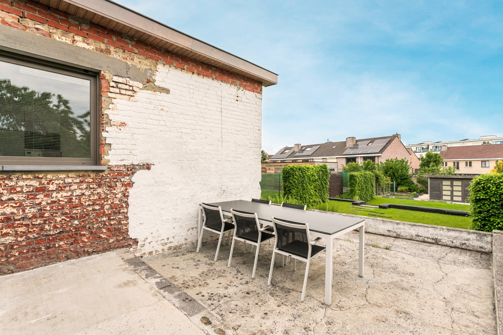 Deels gerenoveerde woning met tuin en garage op gunstige ligging te Halle 