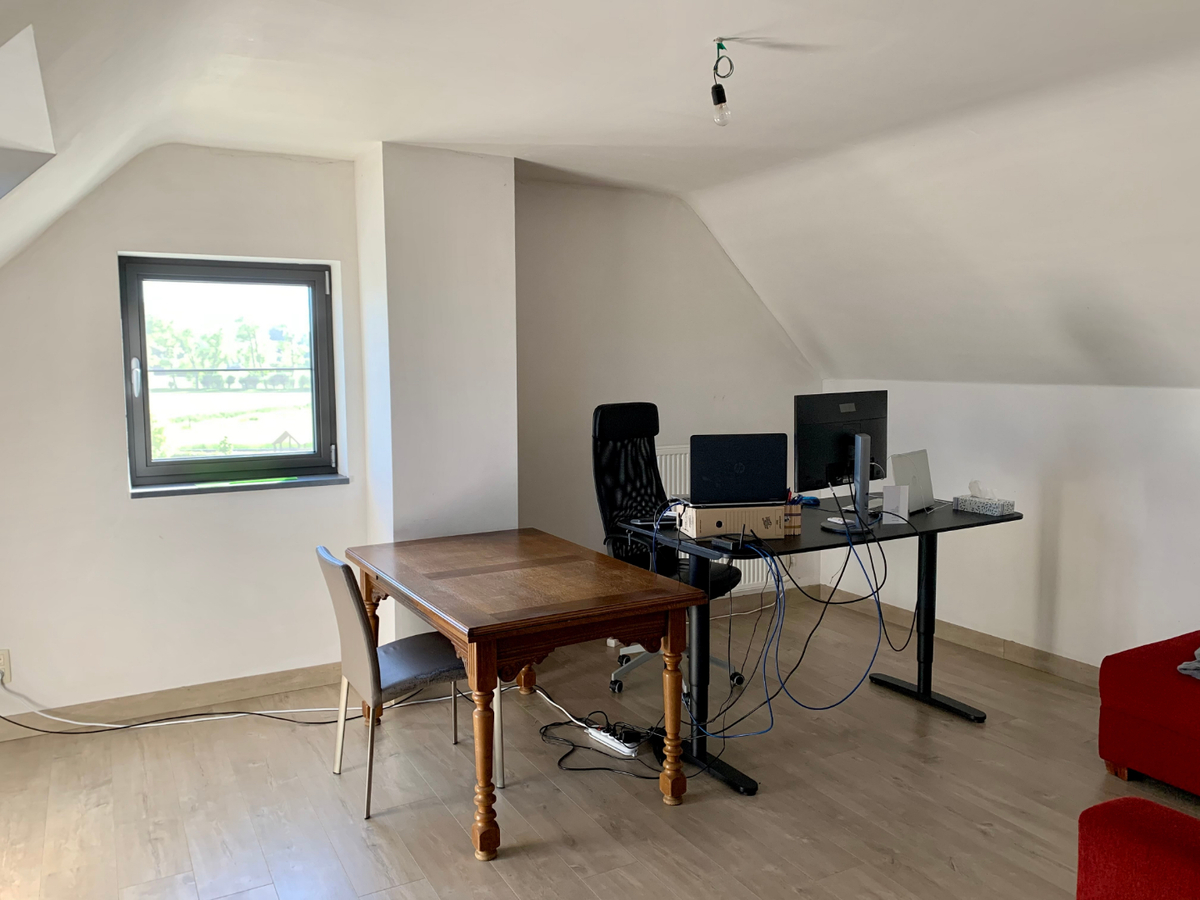 Ruime, eigentijdse Half Open Bebouwing. 