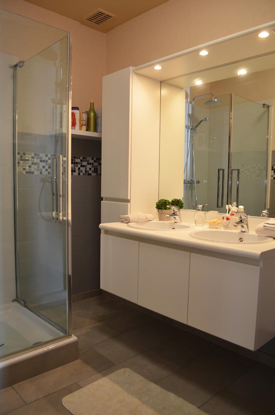 Totaal vernieuwde bungalow met  3 slpks, garage en tuin  rustig gelegen te Ertvelde 