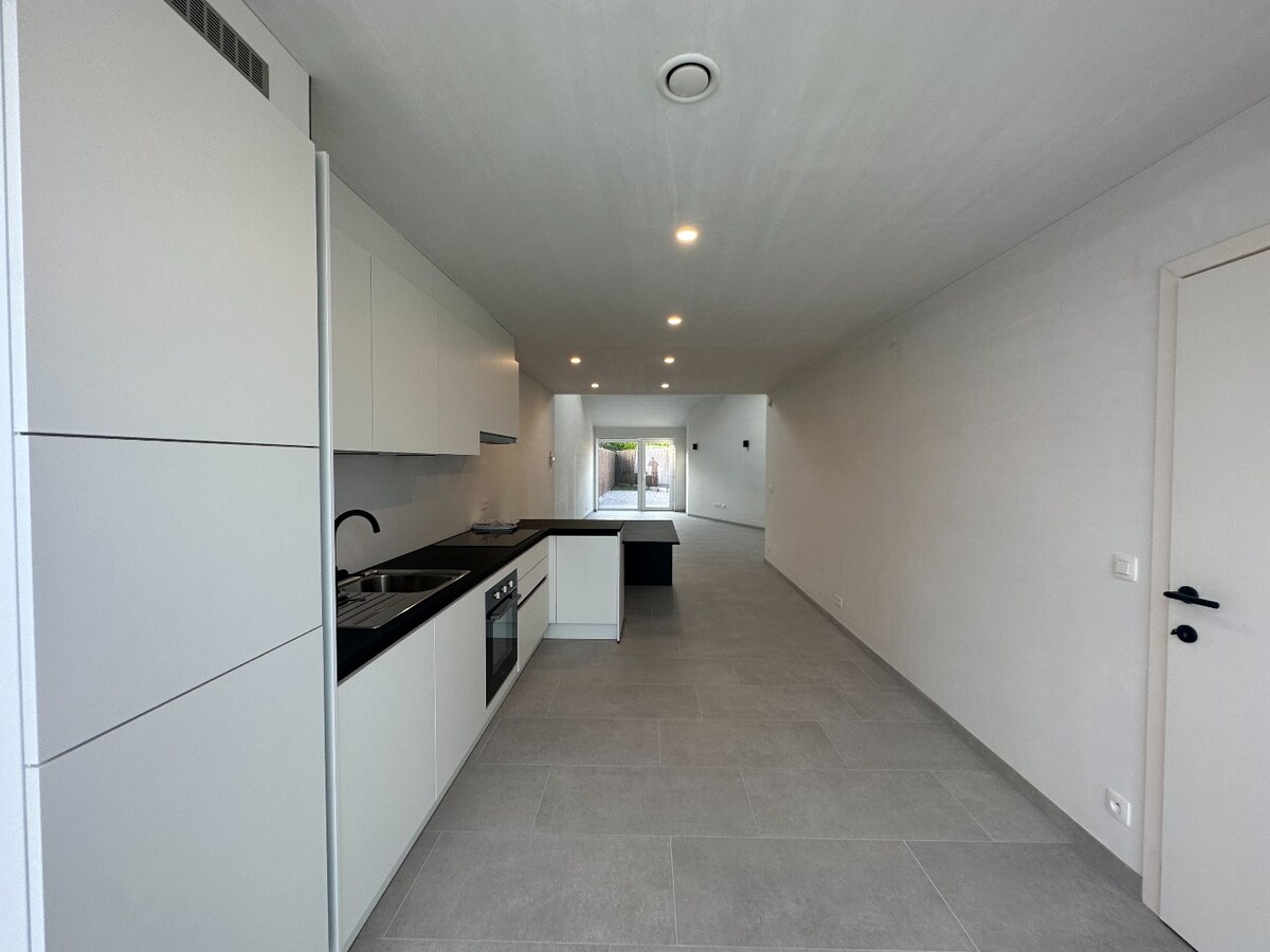 Uitstekend gelegen, halfopen woning met twee slaapkamers 