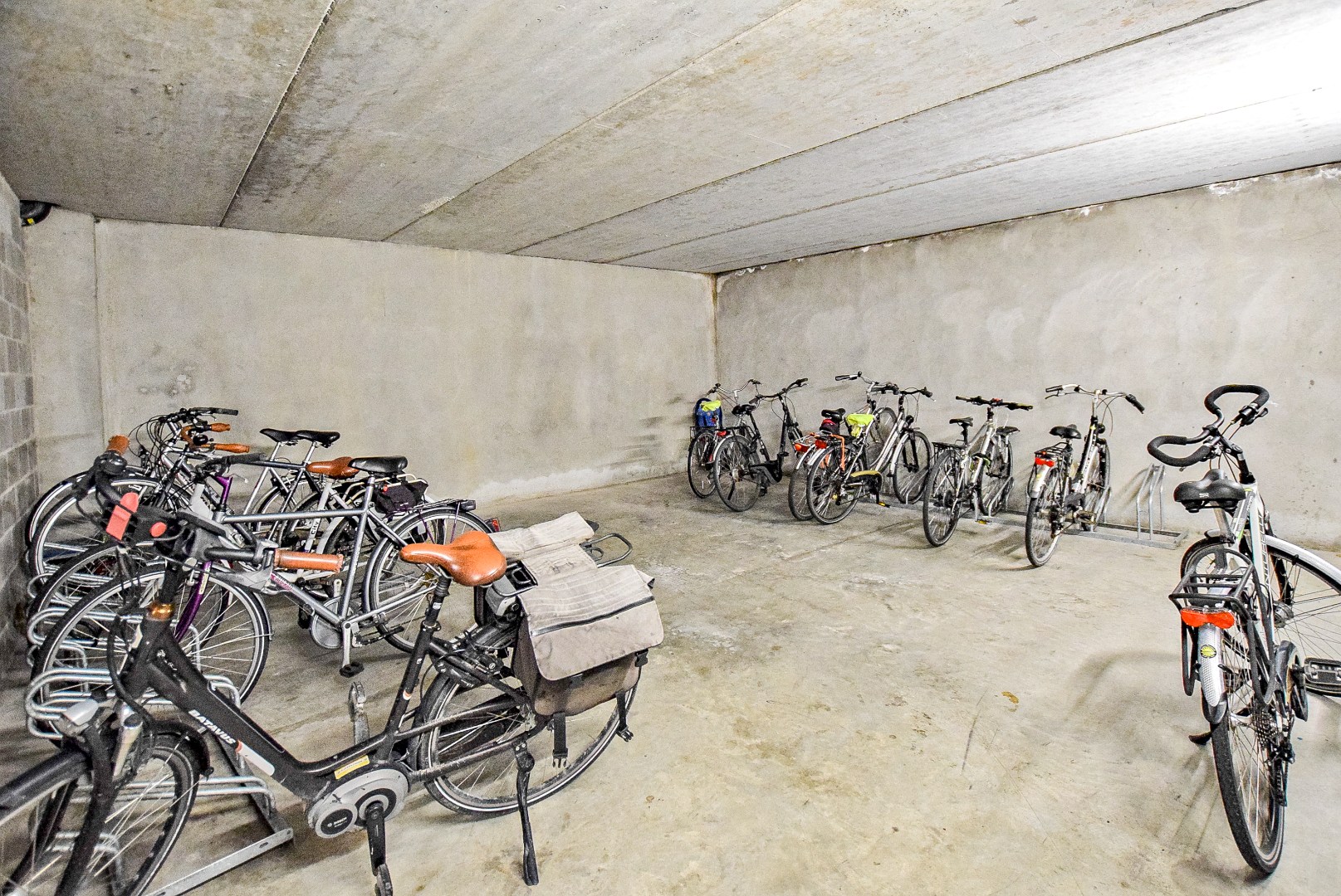 Instapklaar lichtrijk dakappartement in hartje Veurne (61m²) 