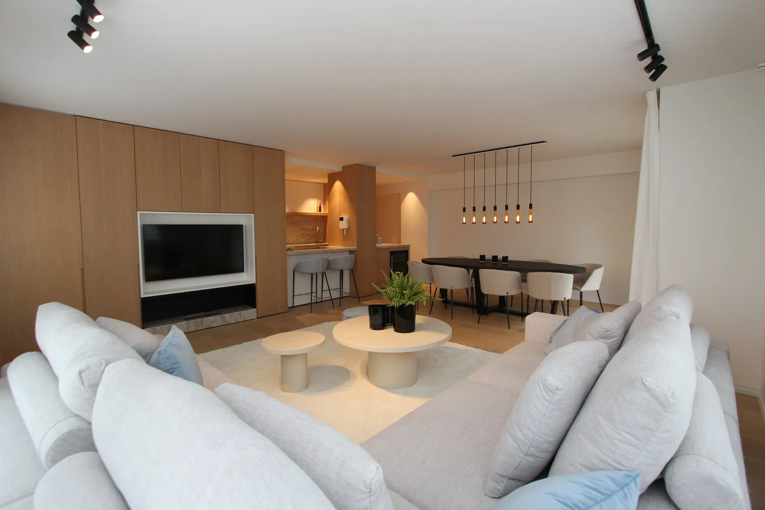 Schitterend gerenoveerd HOEKAPPARTEMENT met 3 volwaardige slaapkamers en telkens aanpalende badkamer, ideaal gelegen nabij het Rubensplein en de Zeedijk.