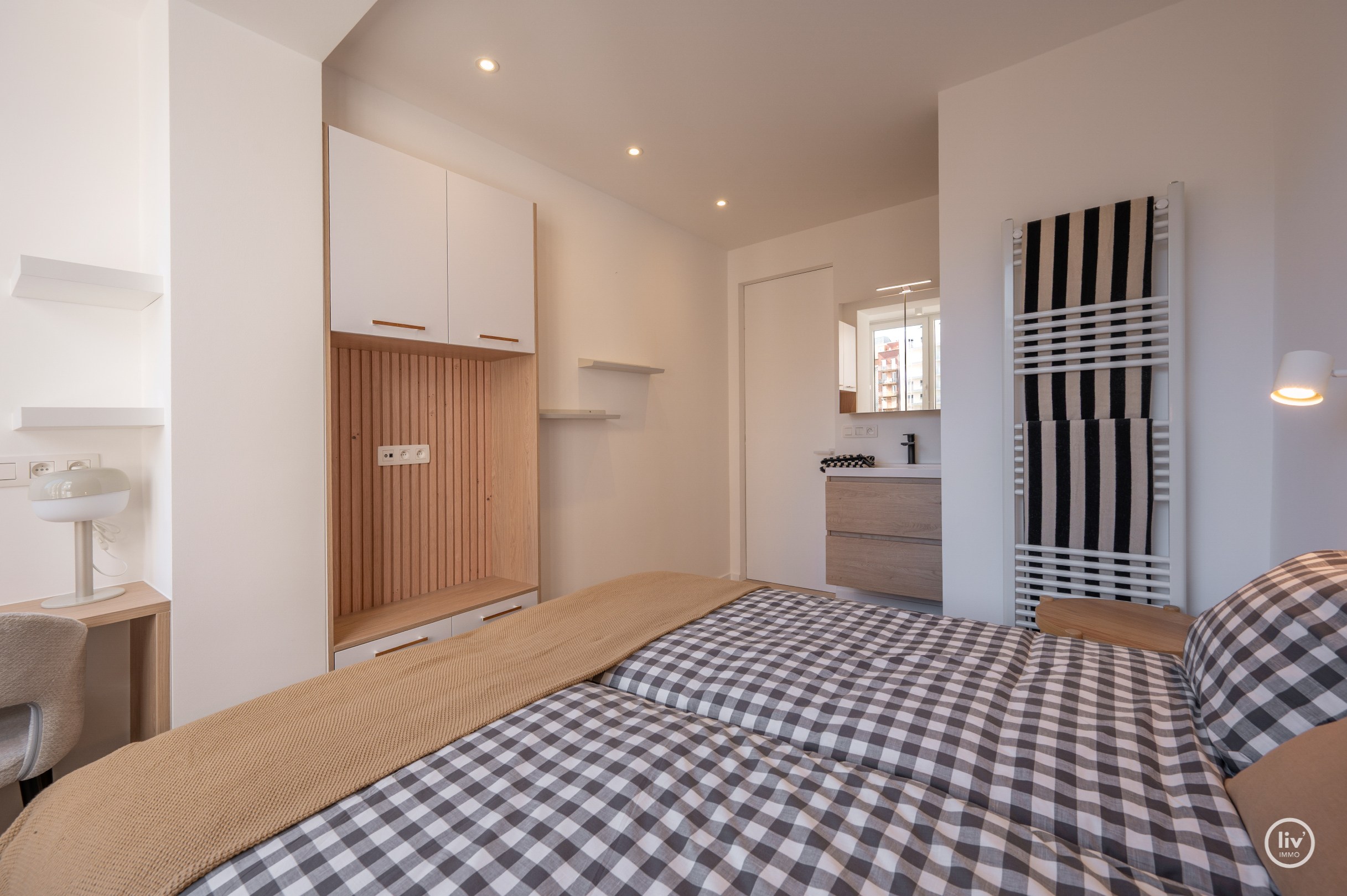 Prachtig gerenoveerd appartement nabij het Albertstrand met zijdelings zeezicht 