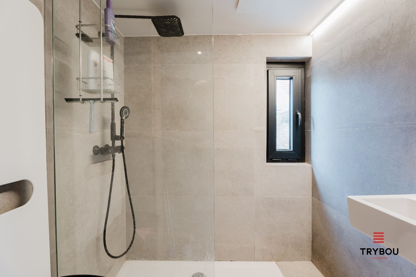 Verrassend ruime, lichtrijke woning op ruim perceel van 722m² te Jabbeke 