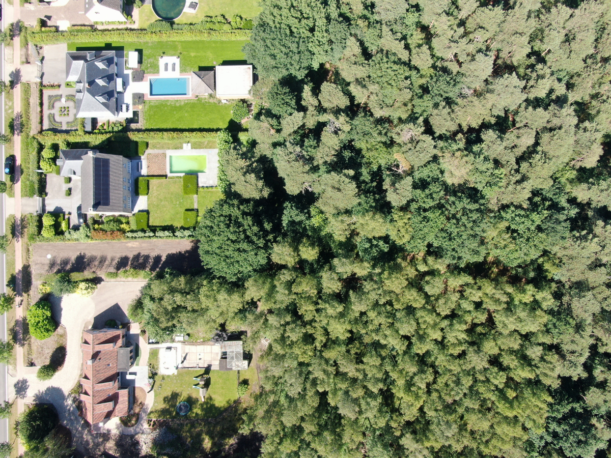 Uitzonderlijk rustig gelegen perceel van 2.500 m² met privé oprijlaan van ca. 60 m grenzend aan natuurgebied te Brecht. 