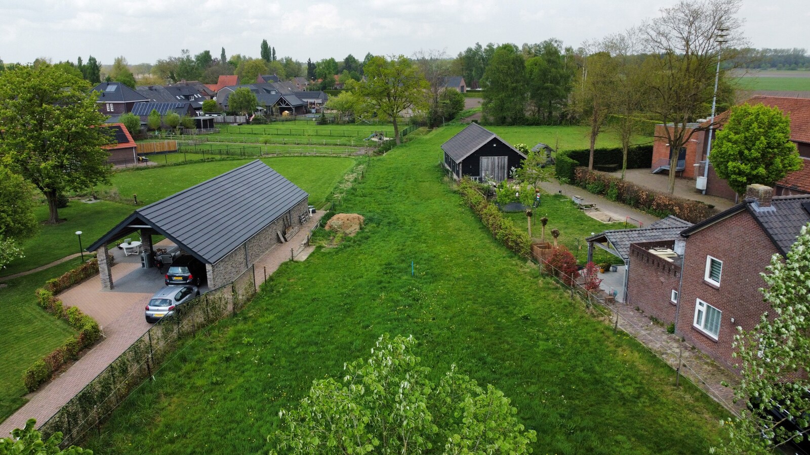 Ruime bouwkavel te koop van 3.405 m2 voor de bouw van een vrijstaande woning met bijgebouw. 