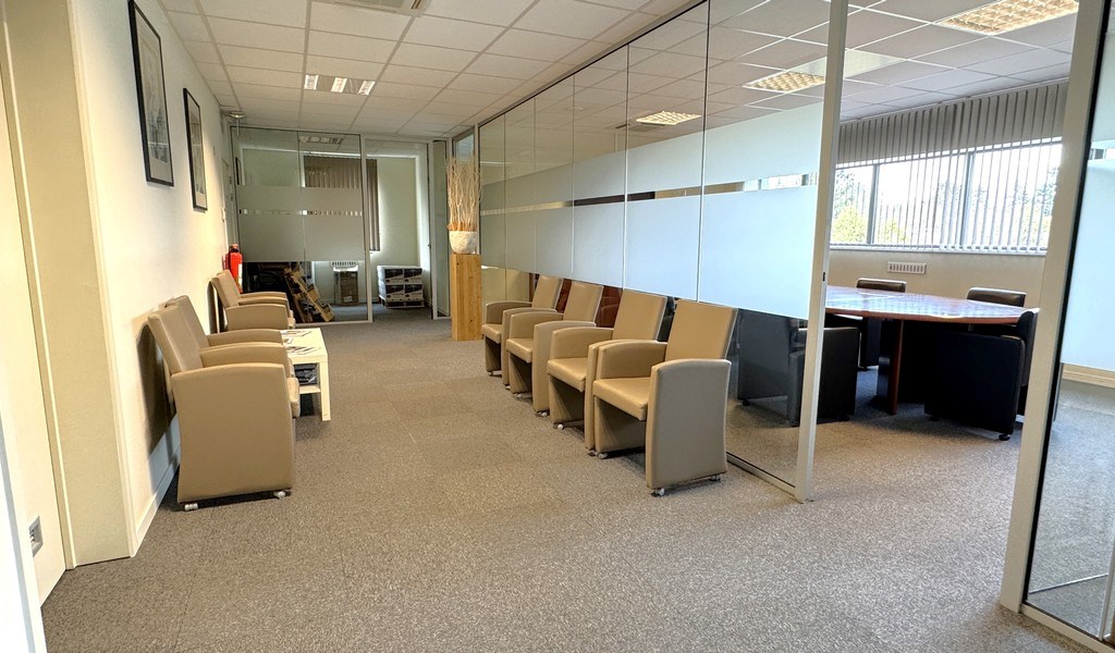 Ingedeelde kantoorruimte met parking te huur in Sint-Martens-Latem