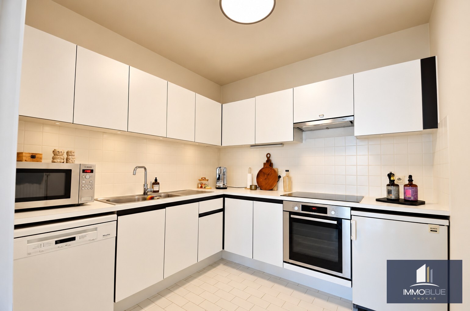 Zeer lichtrijk en instapklaar zuidgericht appartement met open zicht. 