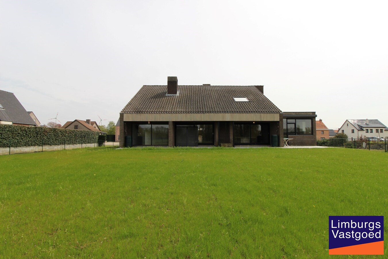 Ruime villa, 308m², 4 slpk, uitzicht op velden, 19a49ca 