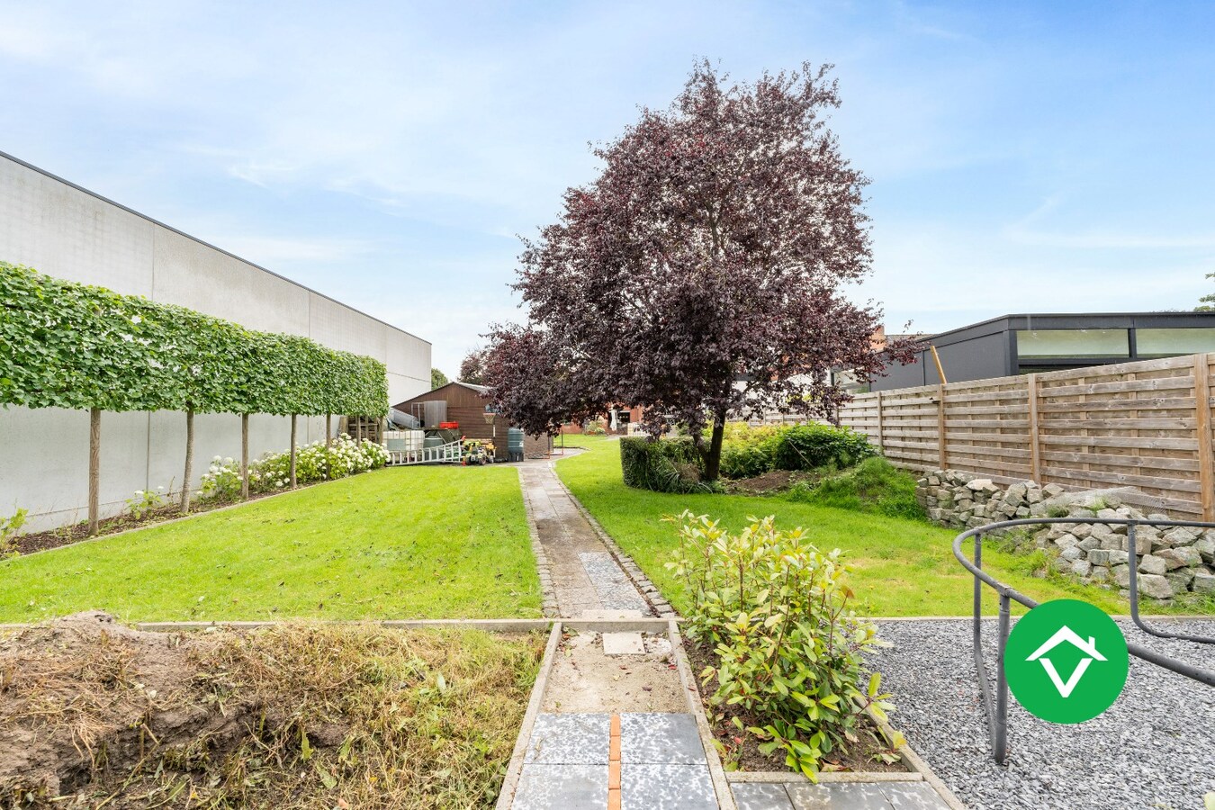 Halfopen woning te koop met dubbele garage in het centrum van Zarren 