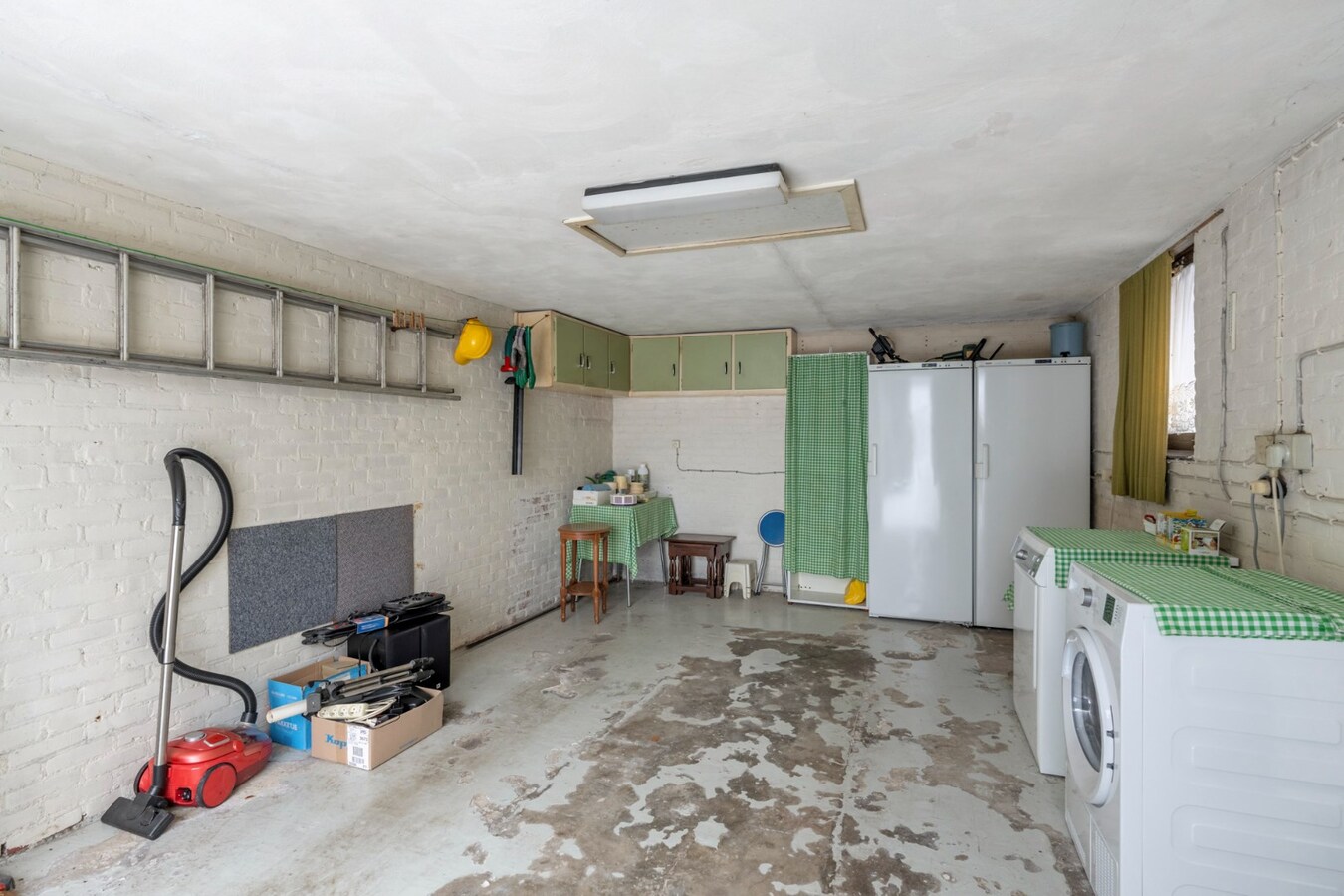 Rustig gelegen gelijkvloerse woning met garage en 3 slaapkamers in Niel-bij-As . 