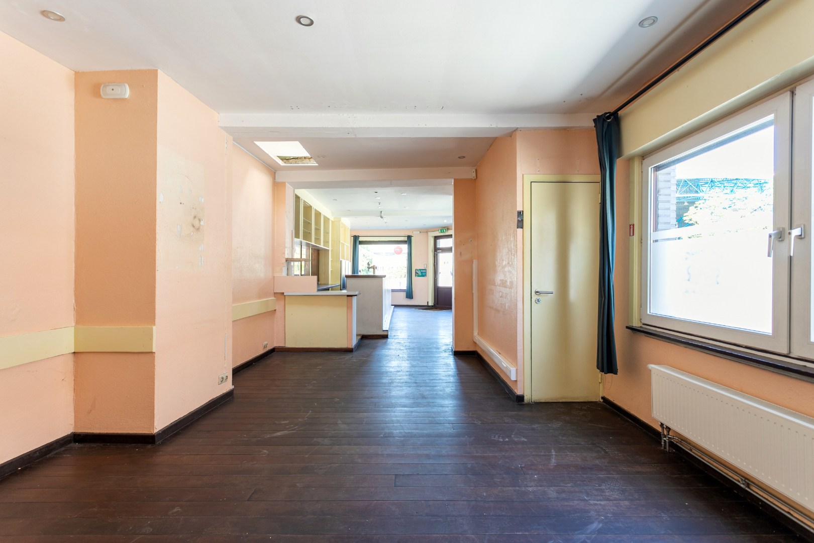 Handelshuis op een gunstige ligging vlakbij het station van Halle 