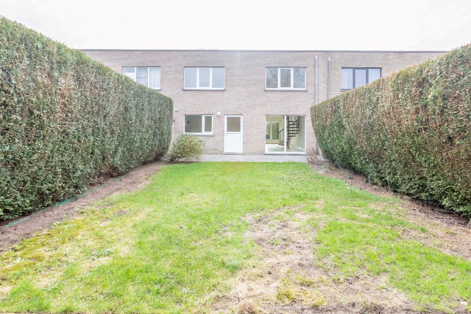 Gunstig gelegen instapklare woning in rij met garage en toffe tuin 