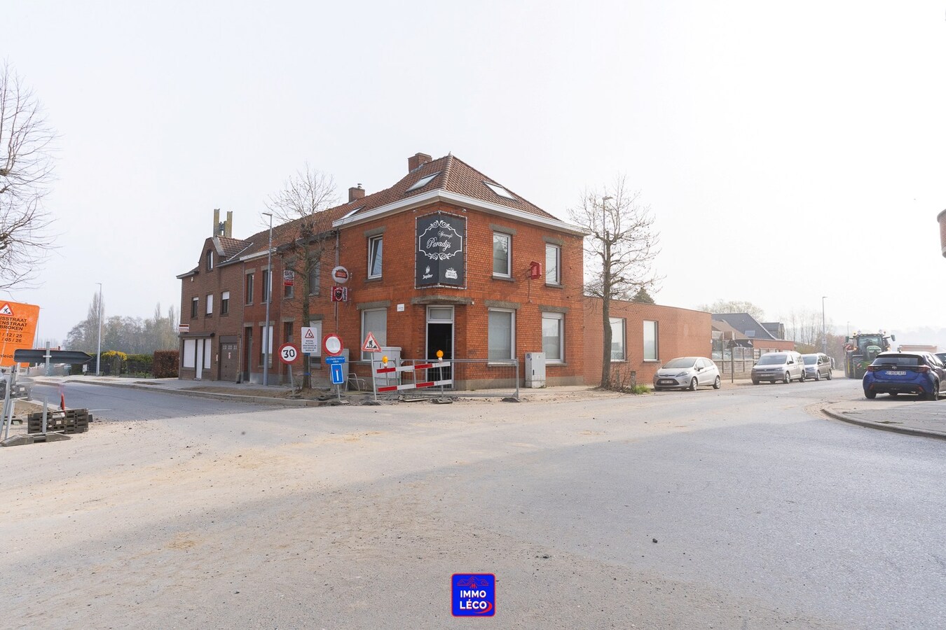 Maison de commerce avec logement, grande terrasse et garage, idéalement situé ! Nombreuses possibilités ! 