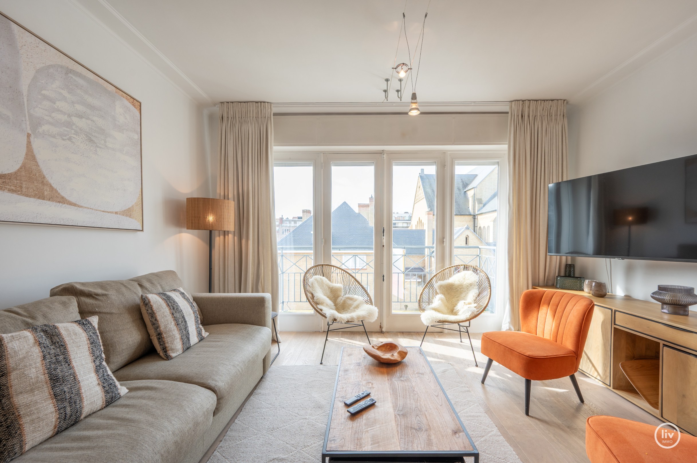 Dit uitstekend gelegen en bijzonder lichtrijke appartement geniet van een open zicht op de Heilig Hartkerk en dankzij de gunstige oriëntatie baadt het de hele dag in het zonlicht. Een aangename woonpl 