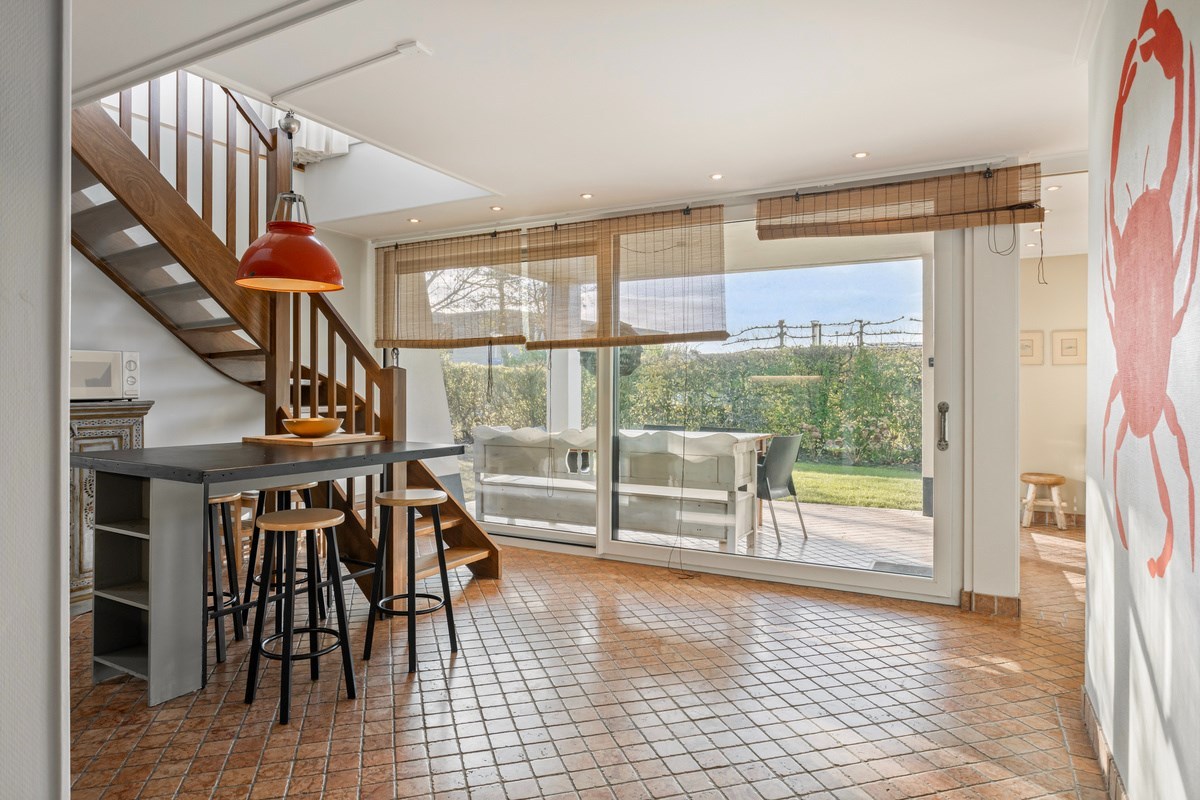 T.A. Makelaardij biedt aan: moderne architectonische vrijstaande villa met extra brede vrijstaande garage en royale private tuin rondom. 