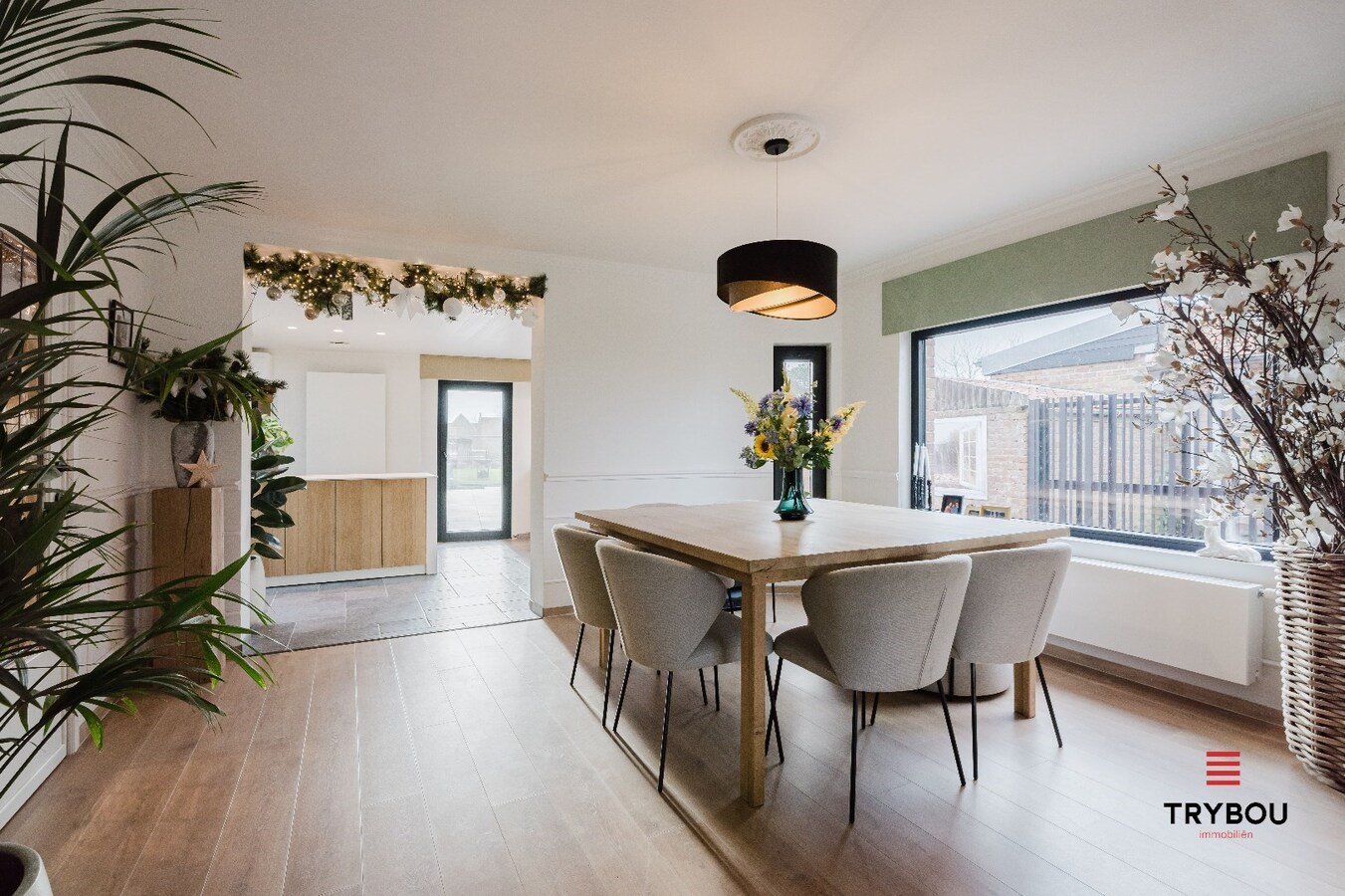 Verrassend ruime, lichtrijke woning op ruim perceel van 722m² te Jabbeke 