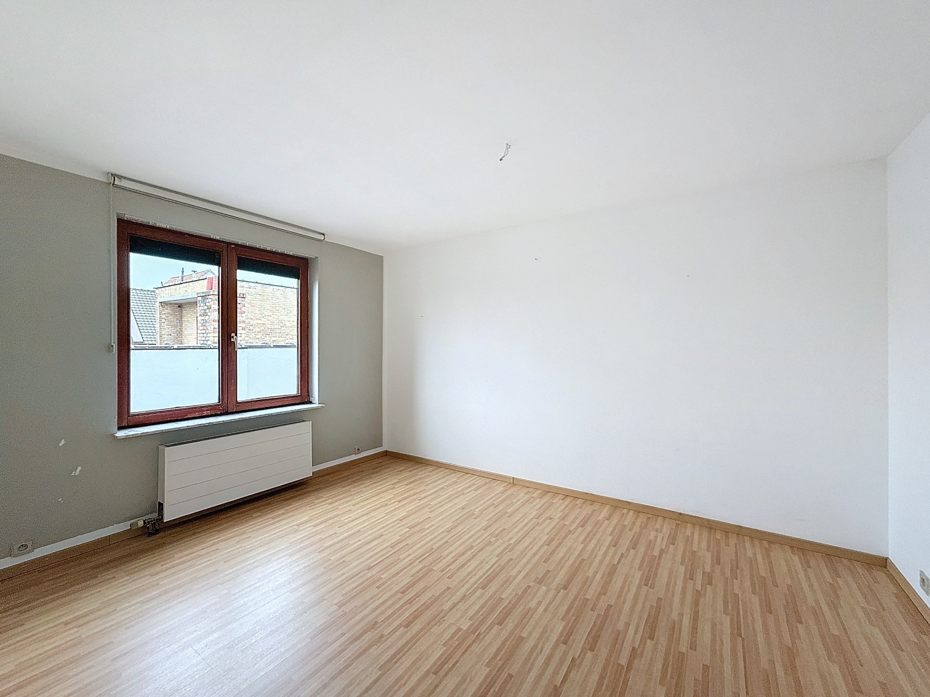 Central gelegen rijwoning in oud-Knokke, op een  centrale locatie, nabij de supermarkten, school, sportcomplex en enkele meters van de Lippenslaan en het openbaar vervoer. 
