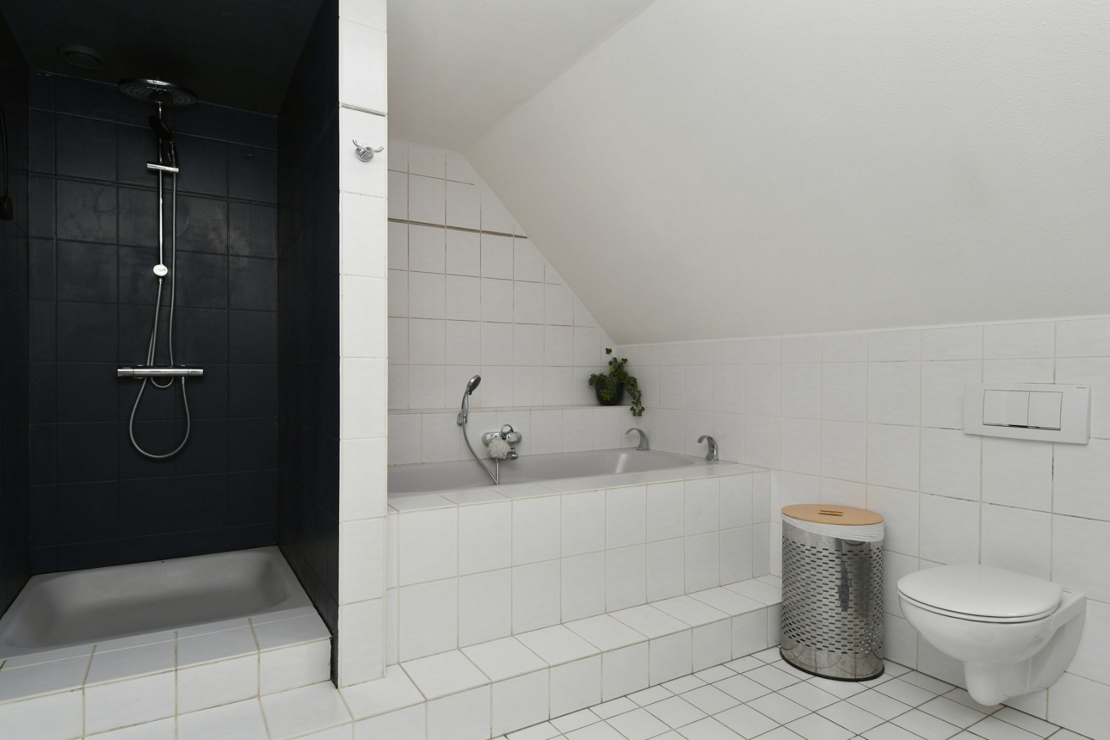 Fraai gelegen halfvrijstaande woning in hartje Kessel met vier slaapkamers, souterrain, inpandige garage, tuinkamer, zwembad en prachtig uitzicht over de Maas 