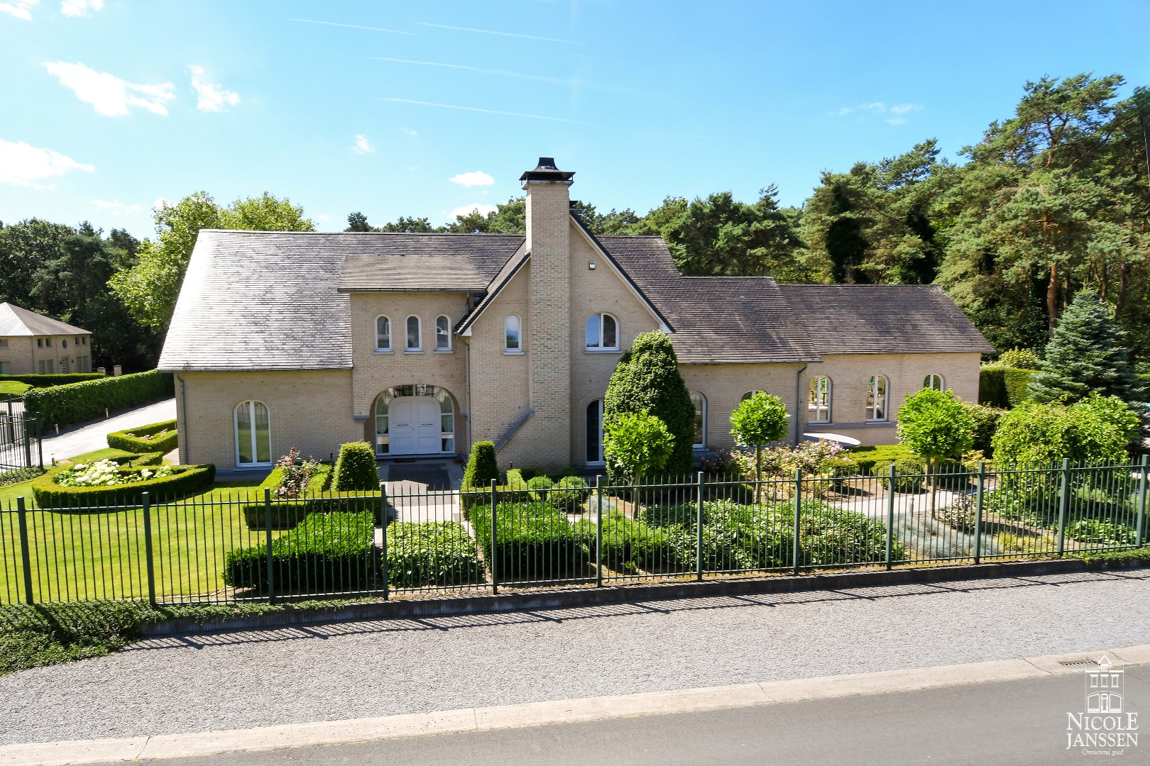 Volledig onderkelderd met extra garageruimte 