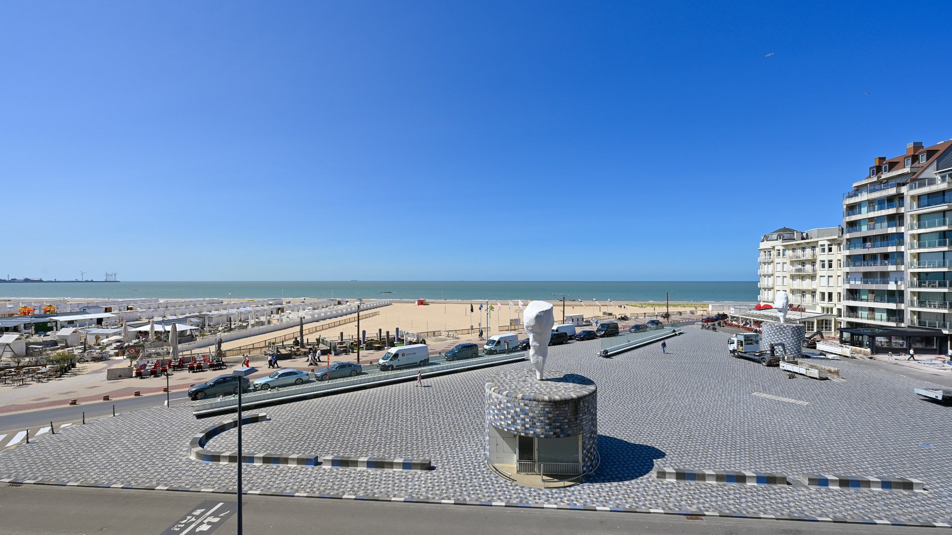 Exclusief ruim plateau-appartement met frontaal zeezicht aan het Rubensplein – met optie tot inpandige parking 