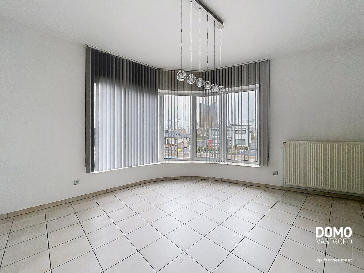 RUIM APPARTEMENT VAN 180 M² MET 2 SLAAPKAMERS, RUIME LEEFRUIMTE EN EPC B TE HERK-DE-STAD 