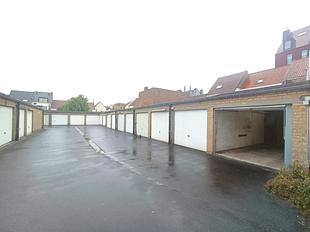 Centraal gelegen garagebox nabij de zeedijk in Heist 