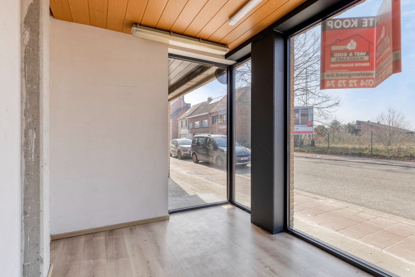 Handelsgelijkvloers met achter-inrit op commerciële ligging in centrum Geel 