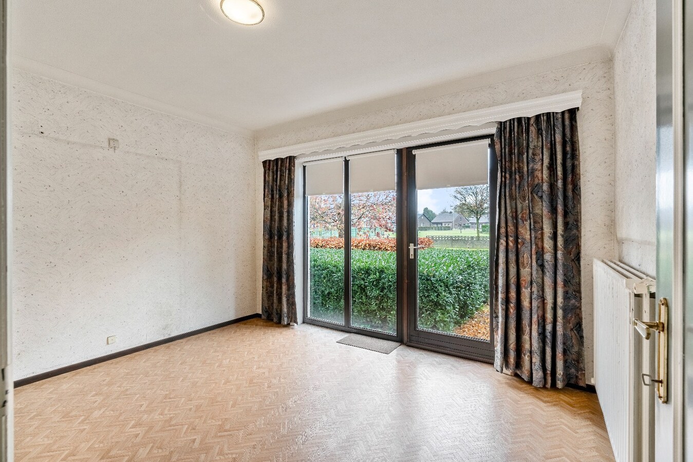 Te renoveren karakteristieke bungalow, 3 Slpk, ruime kelder met garage, op toplocatie 