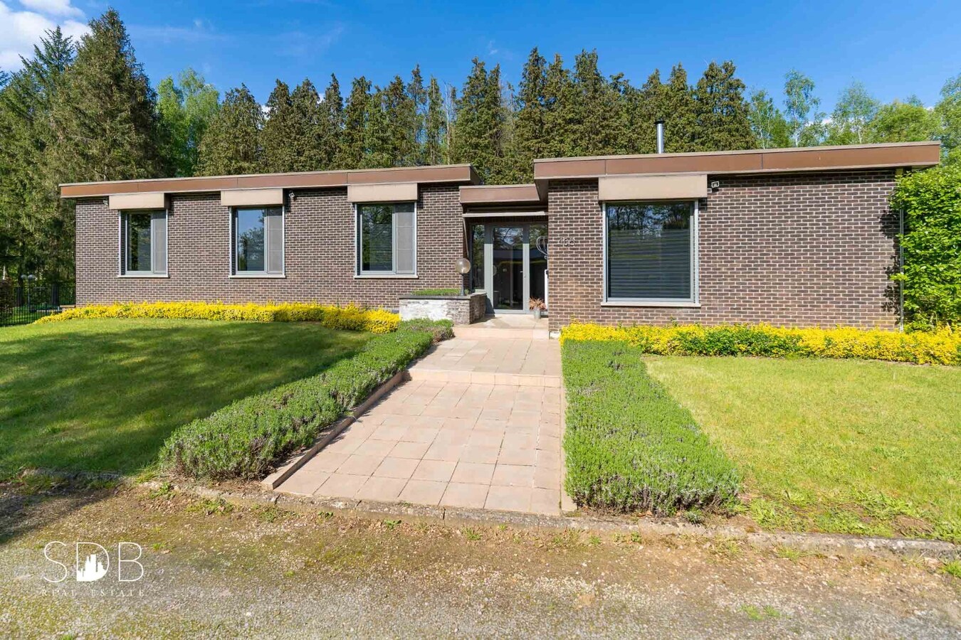 Vrijstaande gezinswoning in bungalowstijl met grasland op circa 1ha. 