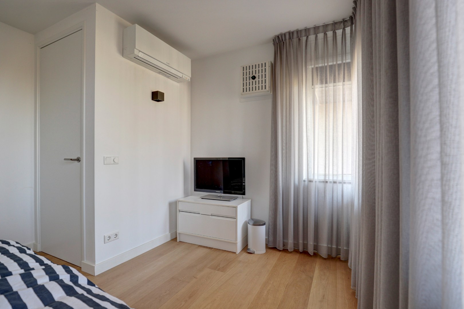 Luxe uitgevoerde 2- (voorheen 3) kamer appartement op de 3e etage met fraaie keuken, badkamer, balkon met uitzicht en gelegen op eigen grond. 