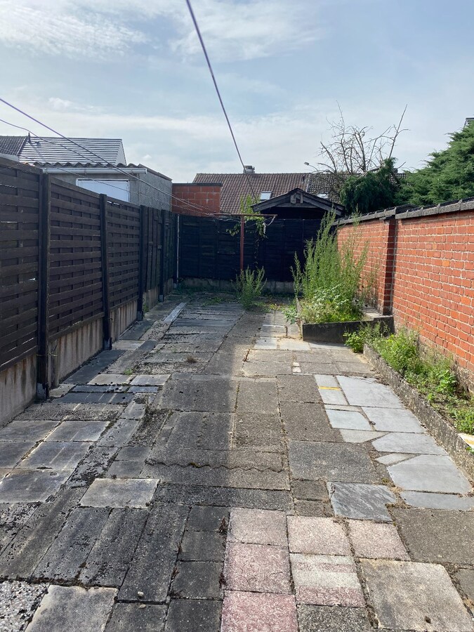 Woning met 2 slaapkamers, tuin en garage te Roeselare 