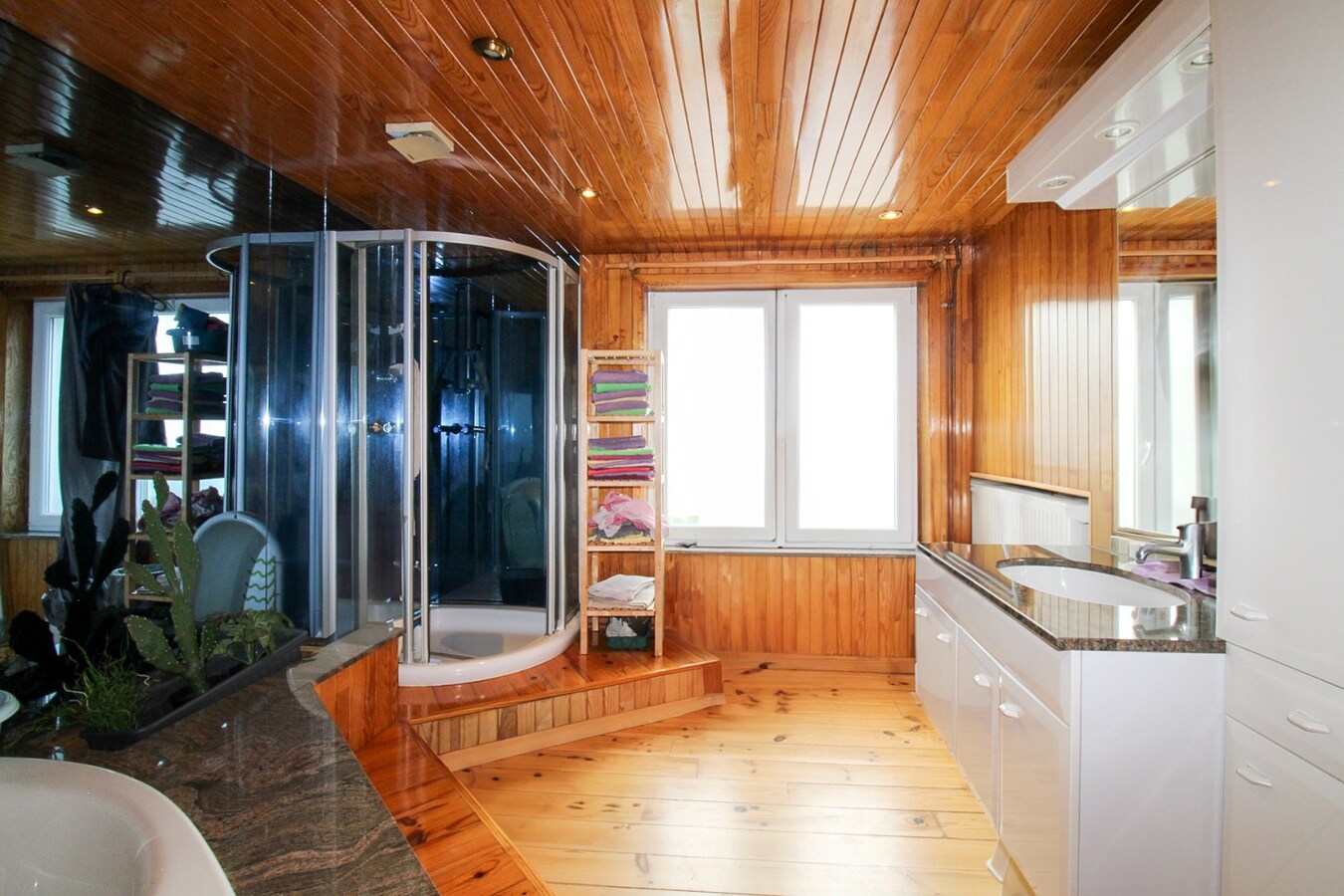 Veelzijdig handelshuis met woonst en luxueuze B&amp;B op toplocatie aan de Markt van Temse! 