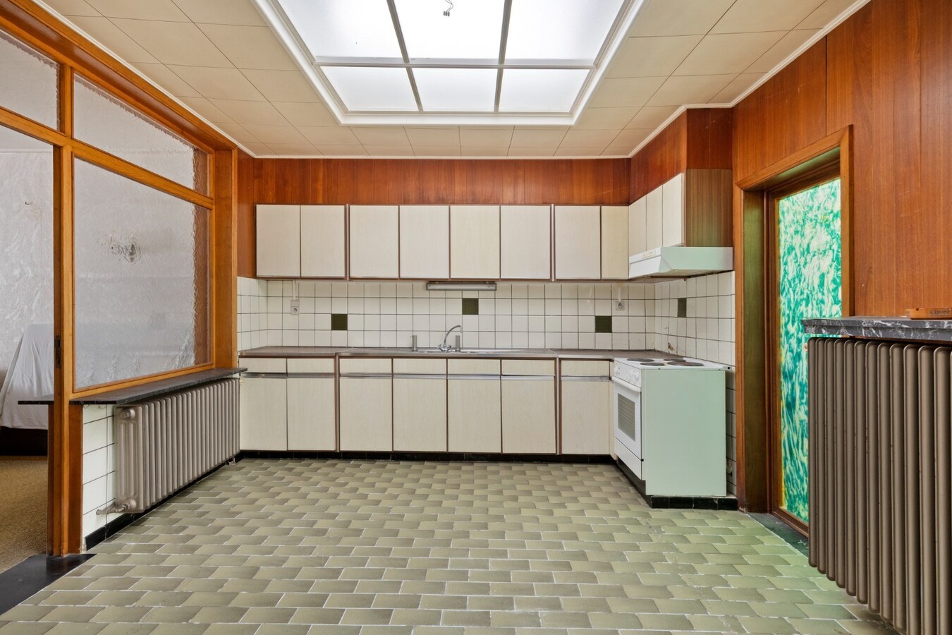 Te renoveren rijwoning met zijingang, diepe tuin en werkplaats te Duffel-West 