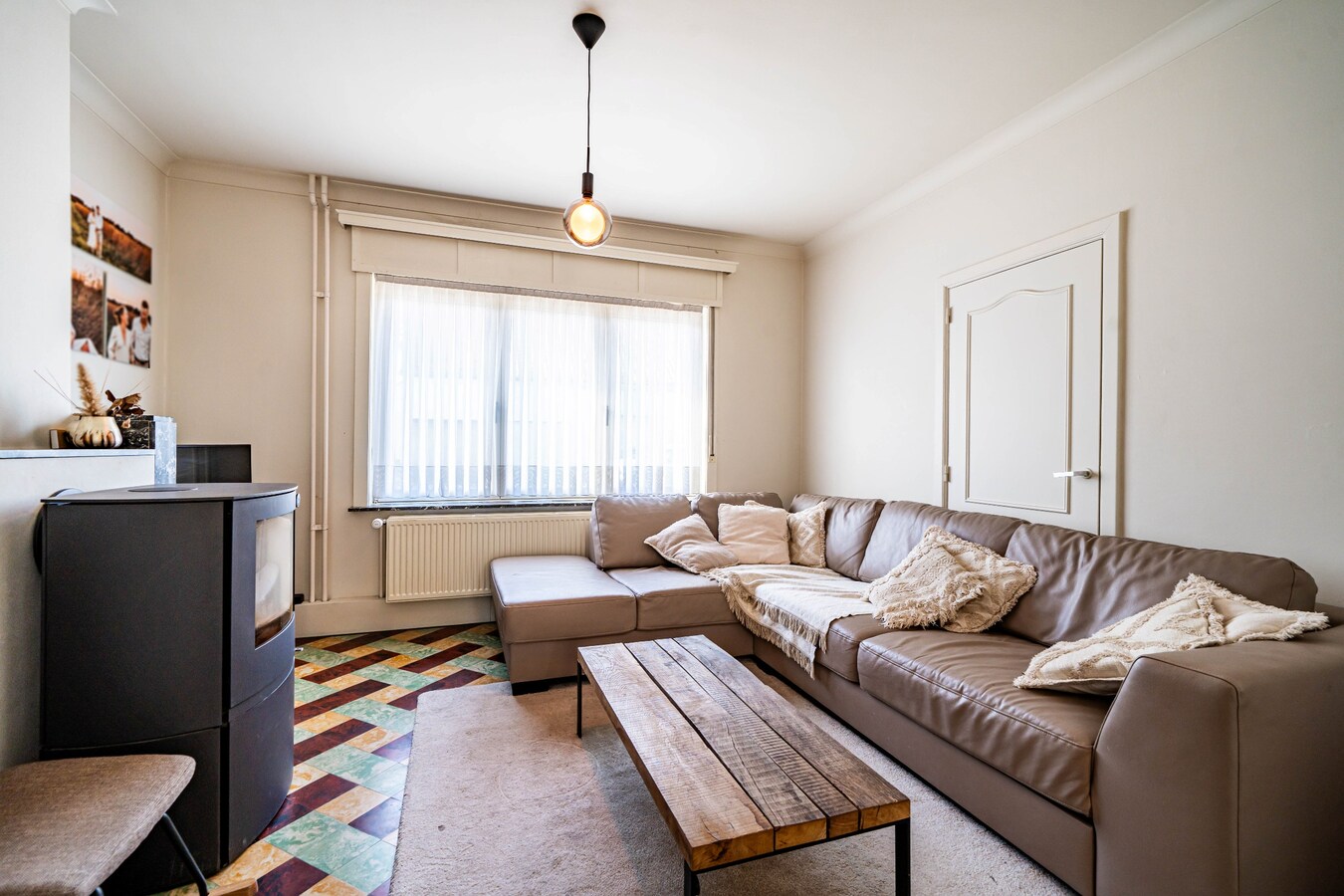 Gezinswoning met ruime opslagplaats en carport in het centrum van Ouwegem 