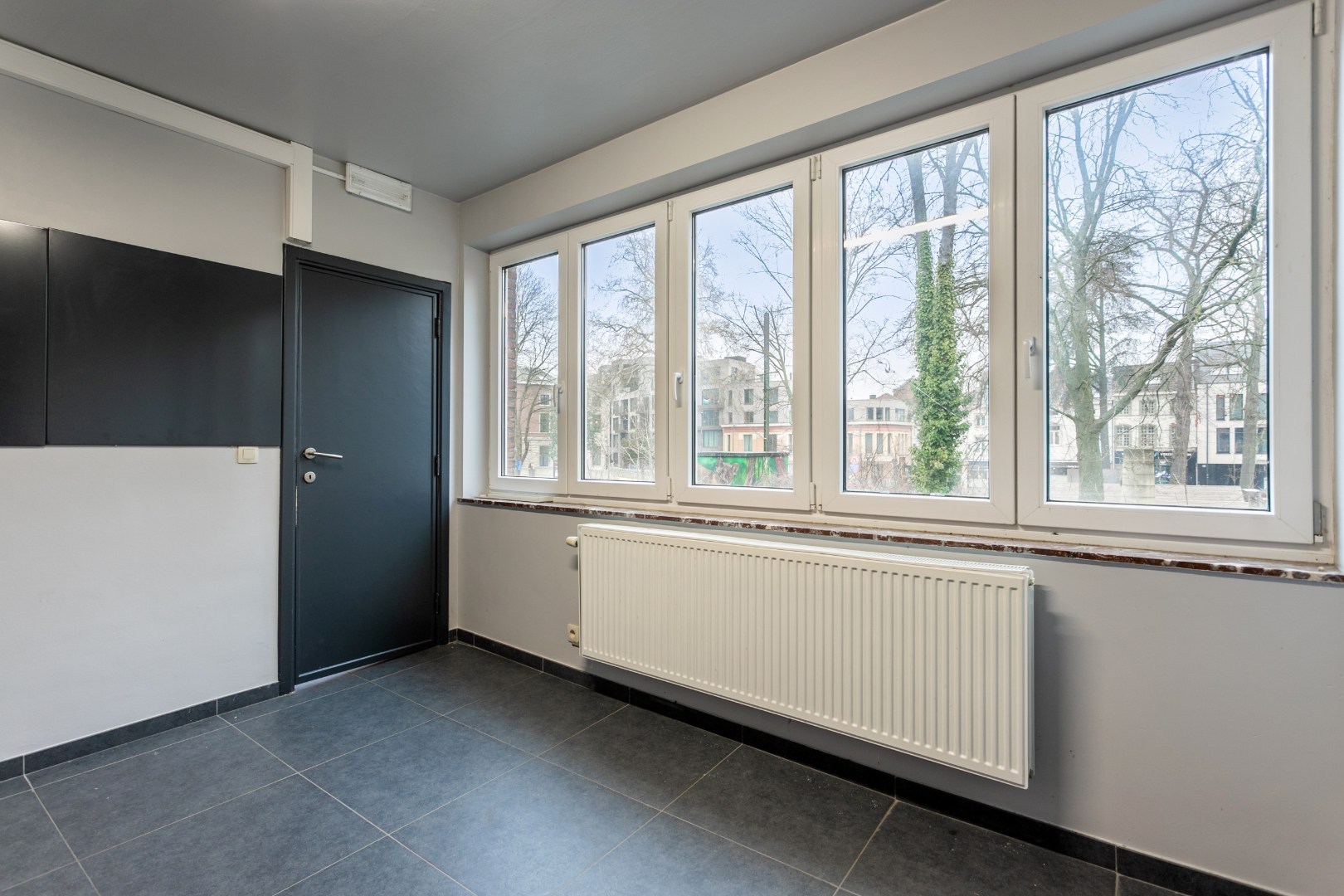 Opbrengsteigendom: commercieel glv en 3 appt 