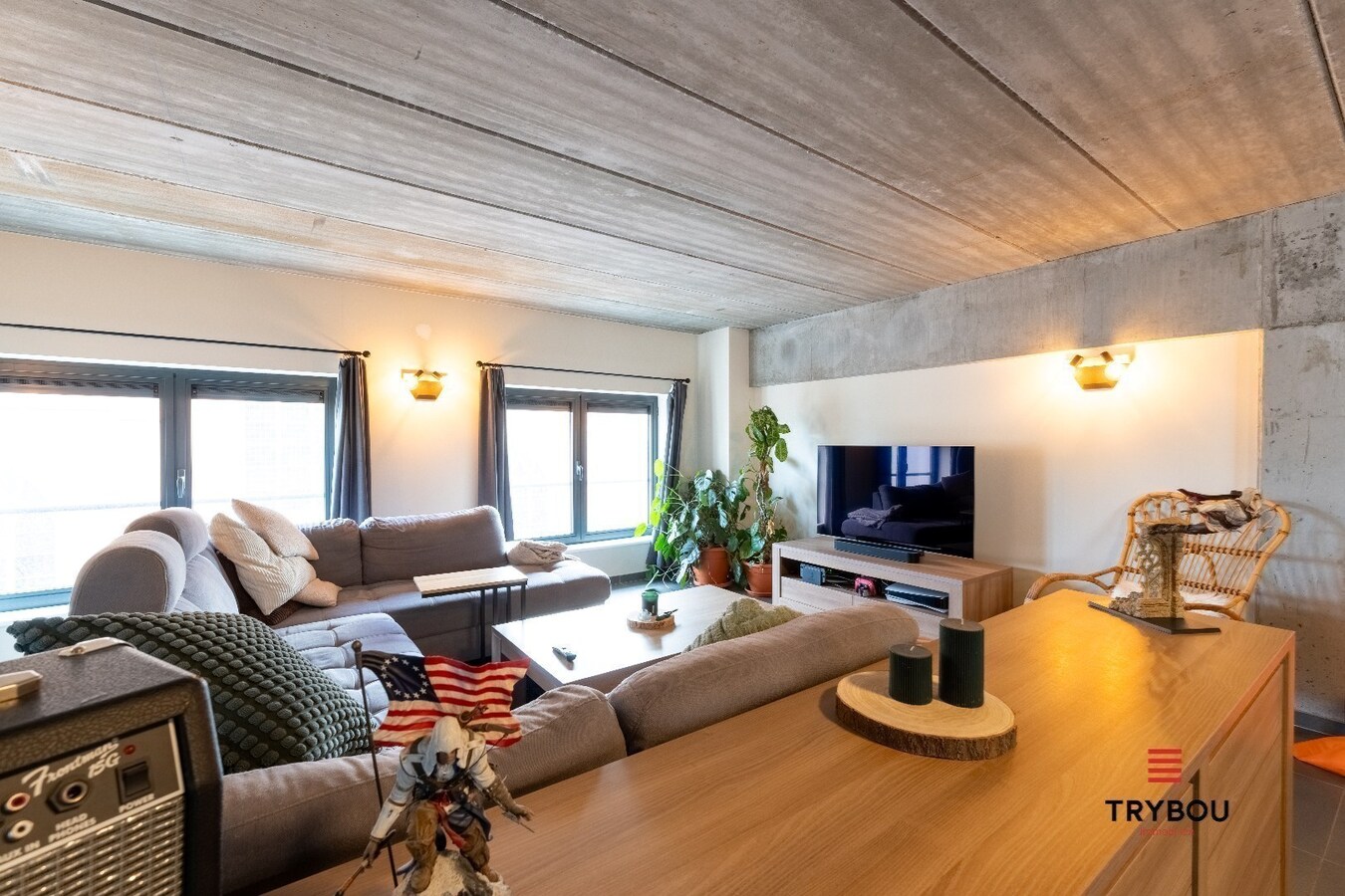 Uitzonderlijk ruime industriële duplex met ruim terras in centrum Roeselare 