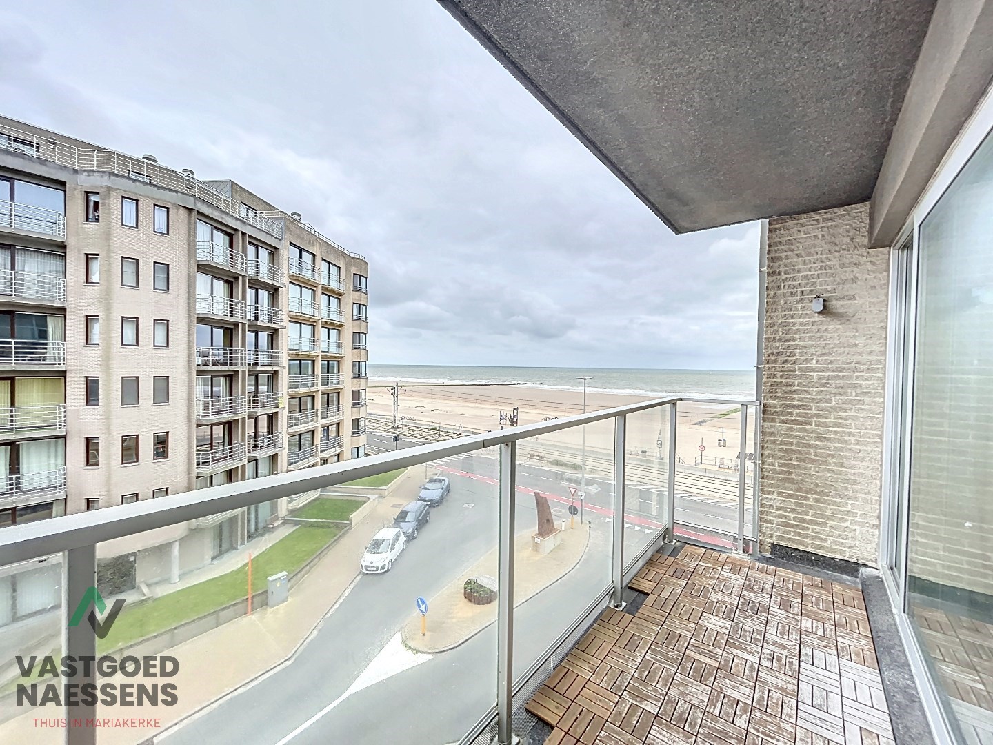 Appartement prêt à emménager avec 2 chambres et vue latérale sur la mer. 