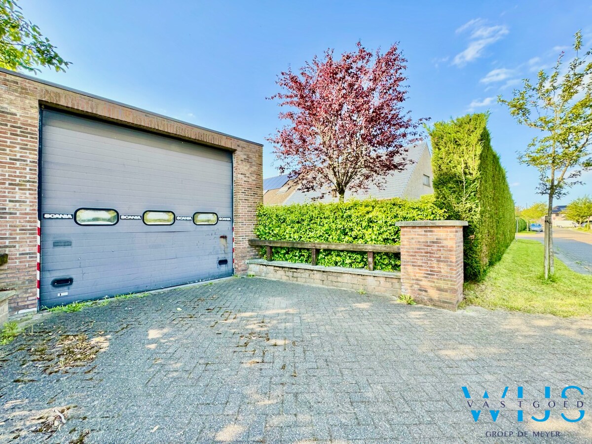 Ideale gezinswoning op 555 m² met 2 garages te Evergem ! 