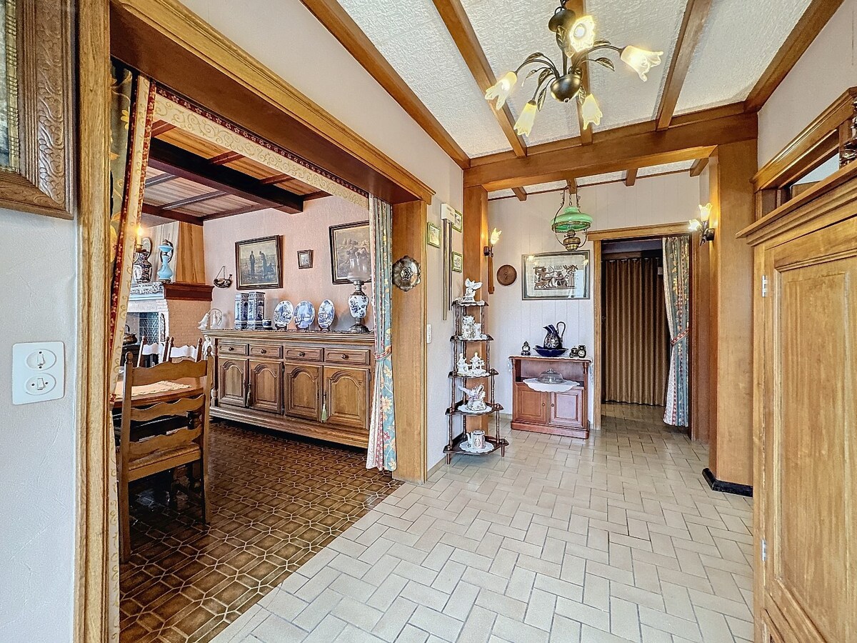 Seventies laagbouw met 2 garages en tuin te Erwetegem 