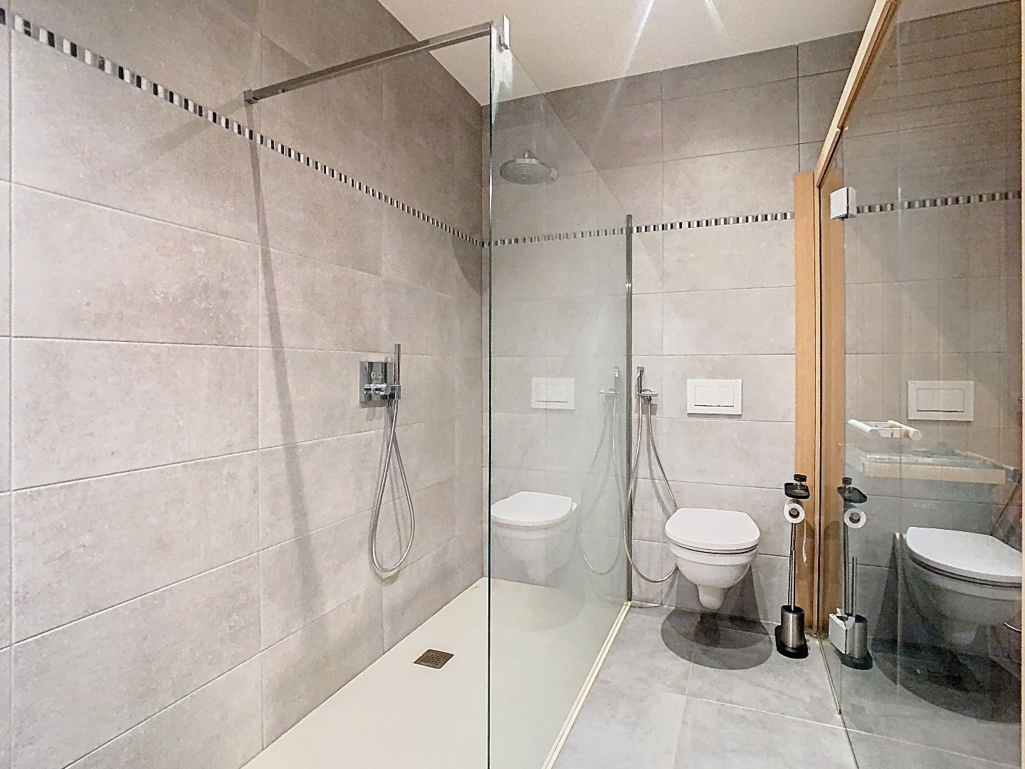 Recent gelijkvloers appartement met tuin, 2 slaapkamers en dressing 