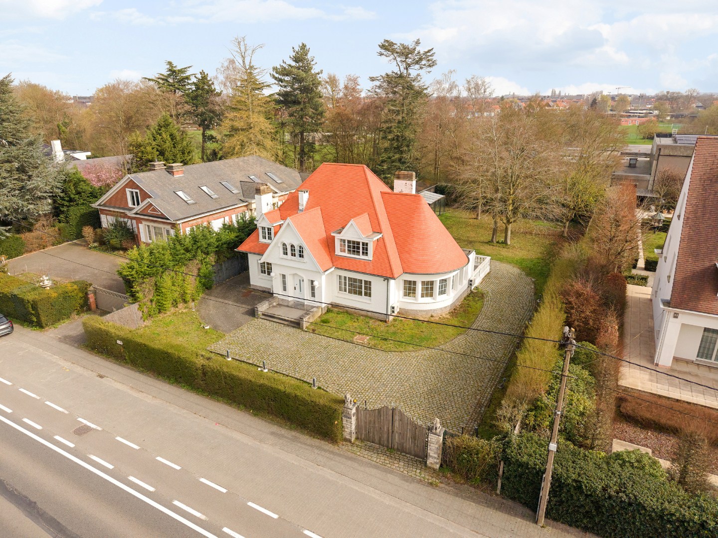 Stijlvolle villa met 5 slaapkamers op mooi perceel van 1325m² 