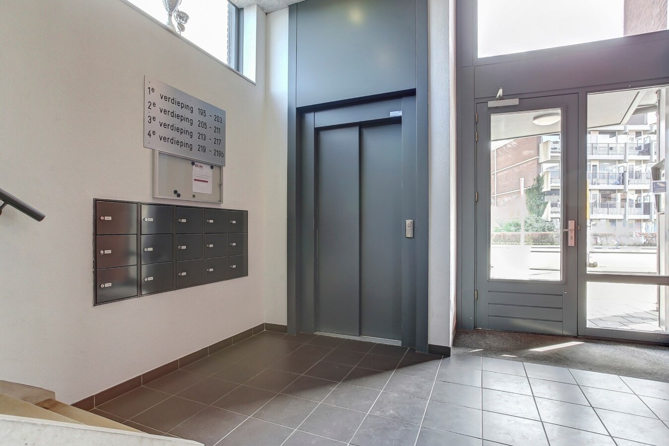 Gelegen in Tilburg ligt dit bijzondere en ruime appartement aan de Besterdring. 