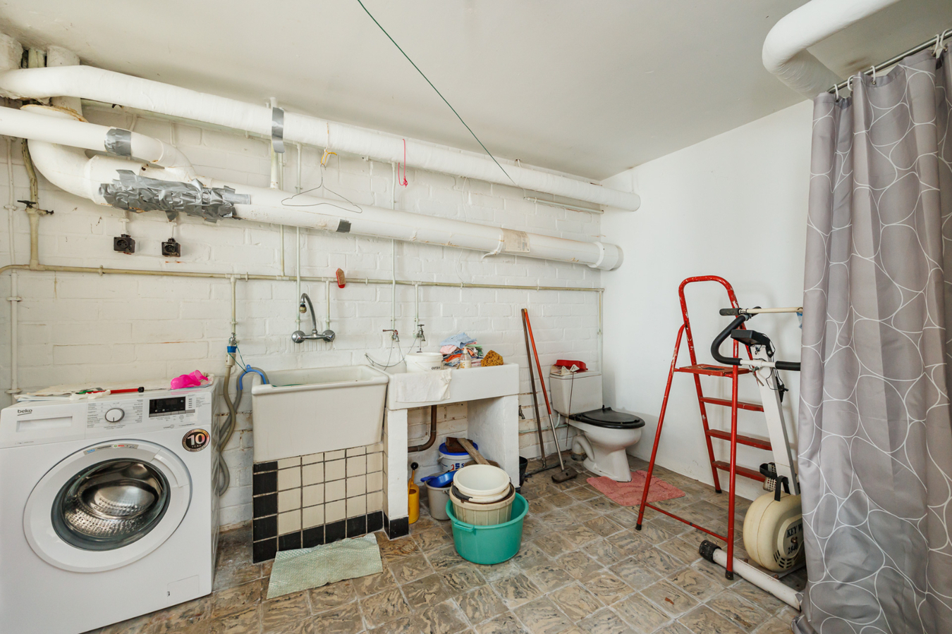 Te renoveren HOB met 3 slpk en 3 garages te Herentals! 