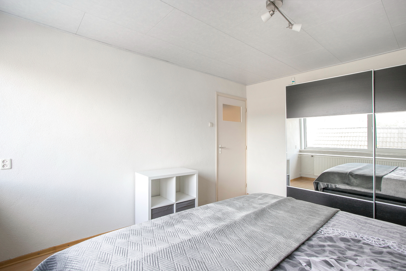 Eindwoning met berging, overkapping, ondergrond, erf, tuin- en verdere aanhorigheden. 